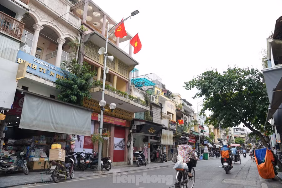 Căn nhà này của gia đình ông Trịnh Văn Bô, một tư sản dân tộc được giác ngộ cách mạng sớm và trở thành đảng viên cộng sản. Trong thời gian Bác Hồ về ở và làm việc tại căn nhà 48 Hàng Ngang, từ 25/8 đến đầu tháng 9/1945, gia đình ông Trịnh Văn Bô đã hết lòng phục vụ, chăm lo cho Bác và các đồng chí trong Trung ương Đảng. Bác Hồ từng bày tỏ gia đình là ân nhân của cách mạng. Căn nhà này của gia đình ông Trịnh Văn Bô, một tư sản dân tộc được giác ngộ cách mạng sớm và trở thành đảng viên cộng sản. Trong thời gian Bác Hồ về ở và làm việc tại căn nhà 48 Hàng Ngang, từ 25/8 đến đầu tháng 9/1945, gia đình ông Trịnh Văn Bô đã hết lòng phục vụ, chăm lo cho Bác và các đồng chí trong Trung ương Đảng. Bác Hồ từng bày tỏ gia đình là ân nhân của cách mạng.
