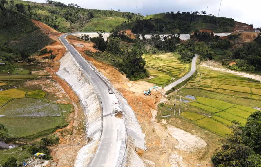 Dọc Quốc lộ 24 là những thửa ruộng bậc thang tuyệt đẹp. Ảnh: P.N Dọc Quốc lộ 24 là những thửa ruộng bậc thang tuyệt đẹp. Ảnh: P.N