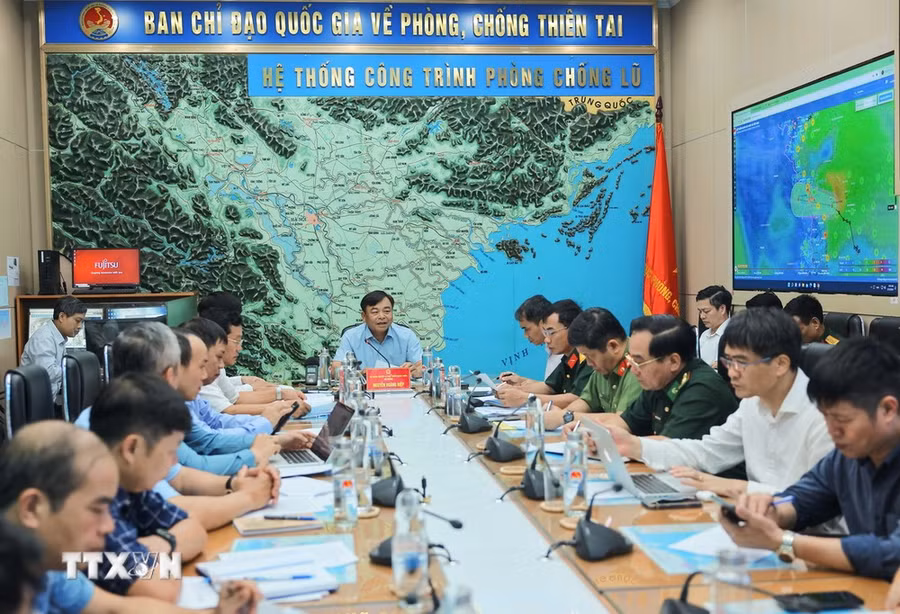 Quang cảnh buổi họp ứng phó với áp thấp nhiệt đới và mưa lớn. (Ảnh: Hoàng Hiếu/TTXVN) Quang cảnh buổi họp ứng phó với áp thấp nhiệt đới và mưa lớn. (Ảnh: Hoàng Hiếu/TTXVN)