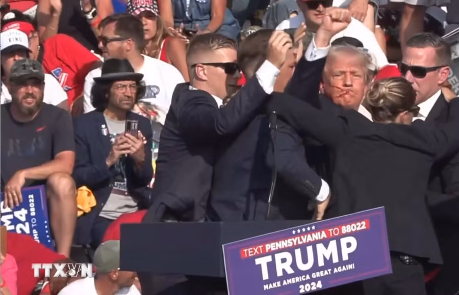 Ông Donald Trump được mật vụ Mỹ hộ tống khỏi sân khấu của sự kiện vận động tranh cử tại bang Pennsylvania sau khi xảy ra vụ nổ súng, ngày 13/7/2024. (Ảnh: THX/TTXVN) Ông Donald Trump được mật vụ Mỹ hộ tống khỏi sân khấu của sự kiện vận động tranh cử tại bang Pennsylvania sau khi xảy ra vụ nổ súng, ngày 13/7/2024. (Ảnh: THX/TTXVN)