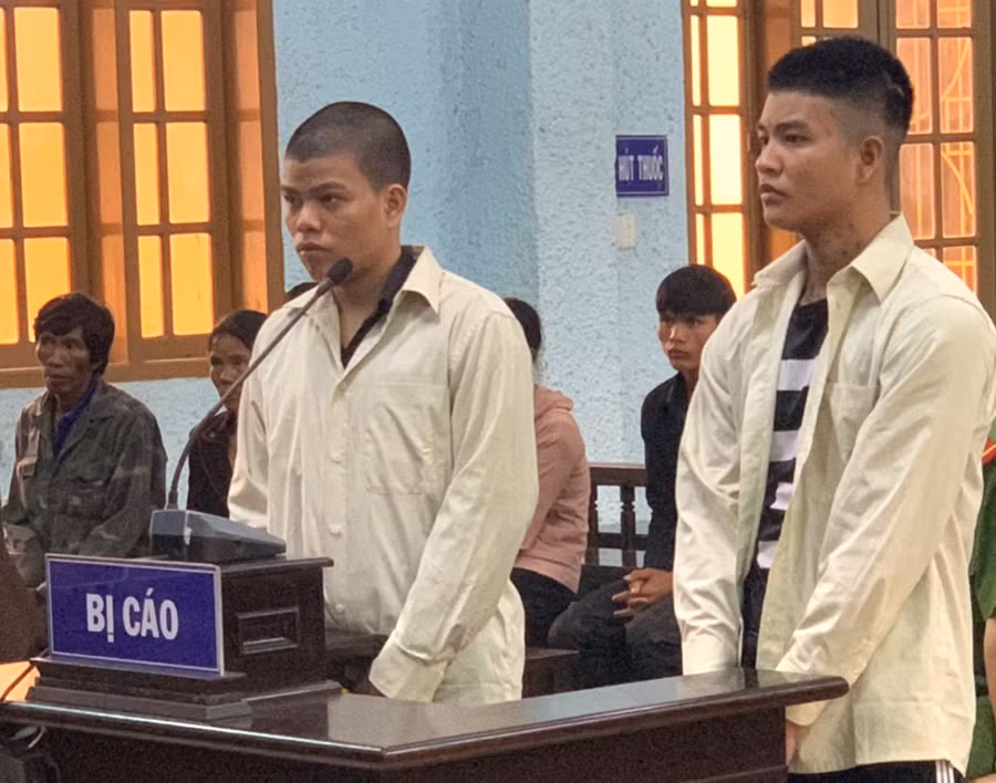 Bị cáo Rmah Djoang (bìa phải) và Rmah Nai tại phiên tòa. Ảnh: R.H