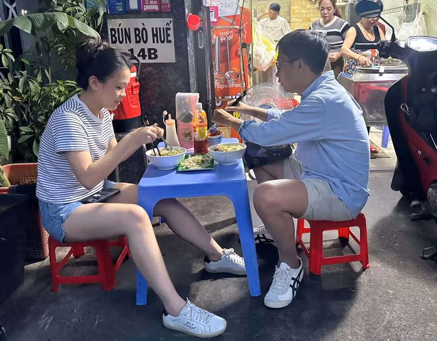 Bún bò Huế 14B lần đầu tiên vào hạng mục "quán ngon, giá phải chăng". Ảnh Cao An Biên