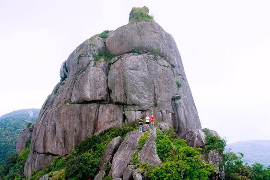 Tháp Hòn Chuông có độ cao 800 m so với mặt nước biển. Ảnh: Mỹ Bình