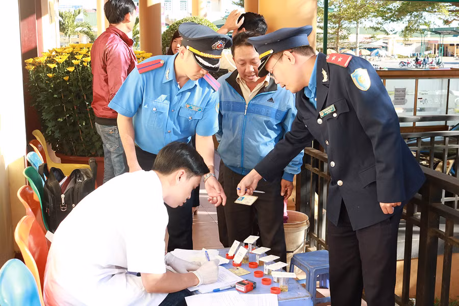 Thanh tra Sở Giao thông-Vận tải tăng cường kiểm tra doanh nghiệp vận tải tại Bến xe Đức Long. Ảnh T.D