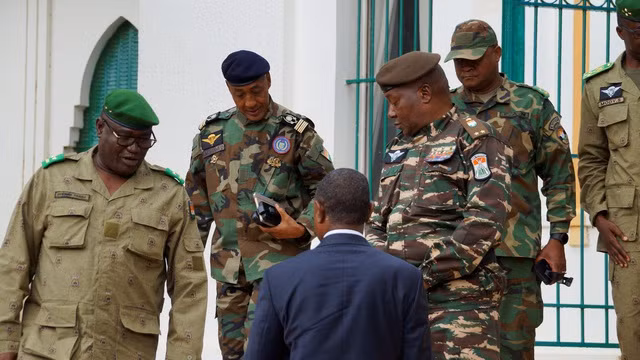 Lãnh đạo đảo chính ở Niger nhờ Wagner trợ giúp chống can thiệp quân sự? - Ảnh 1. Tướng Abdourahmane Tiani (thứ ba từ phải sang), lãnh đạo đảo chính ở Niger, tại thủ đô Niamey hôm 28.7. Ảnh: REUTERS
