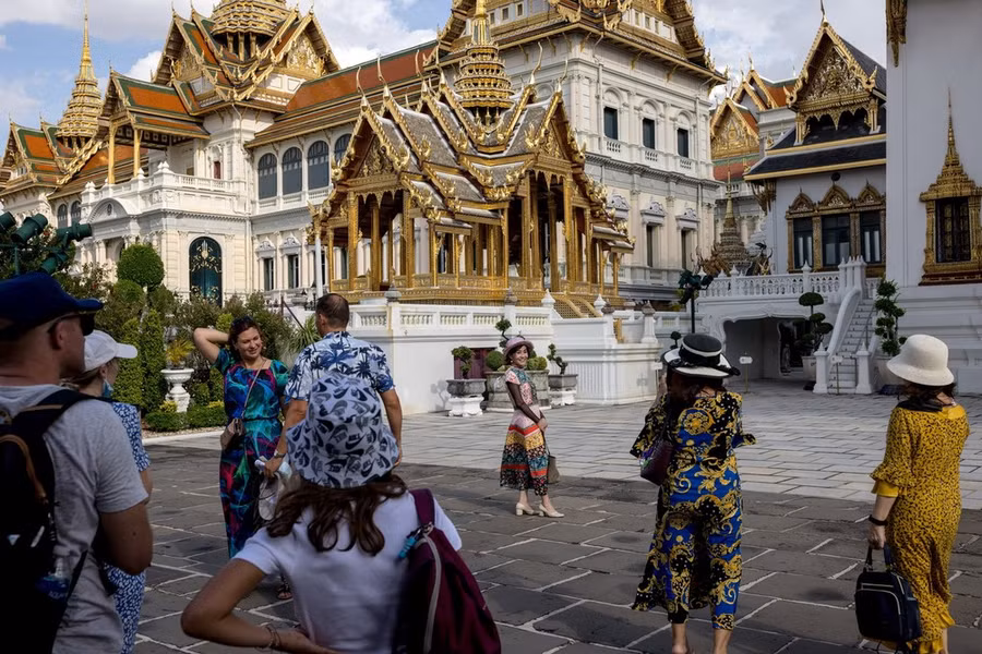 Khách du lịch tham quan thủ đô Bangkok, Thái Lan. (Ảnh: AFP/TTXVN) Khách du lịch tham quan thủ đô Bangkok, Thái Lan. (Ảnh: AFP/TTXVN)