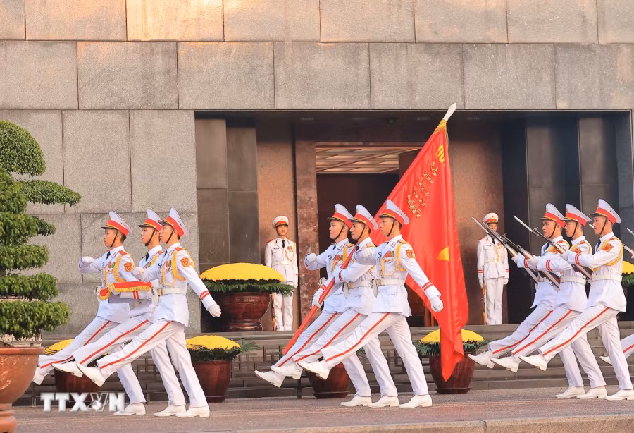 Đội tiêu binh danh dự duyệt đội ngũ qua trước Lăng Chủ tịch Hồ Chí Minh. (Ảnh: Hoàng Hiếu/TTXVN)