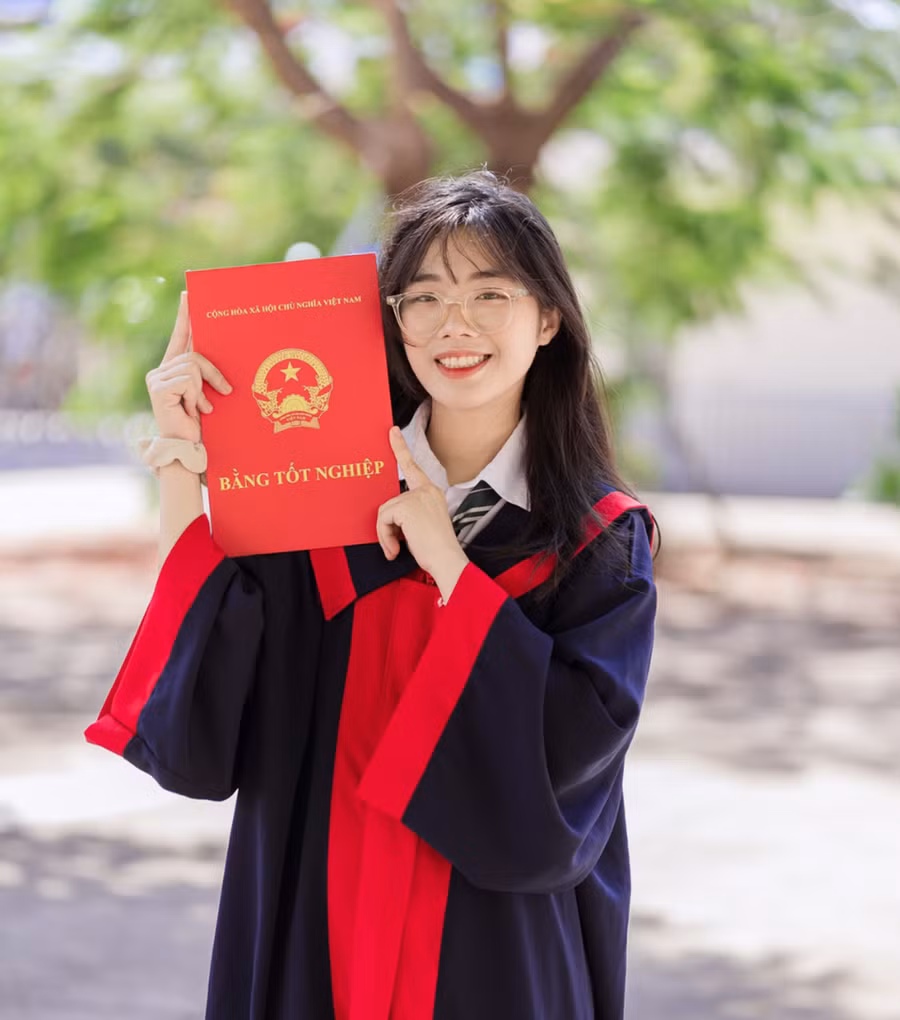 Em Bùi Lê Anh Thư (Trường THPT chuyên Hùng Vương)-thủ khoa kỳ thi tốt nghiệp THPT năm 2024 và đồng thủ khoa khối C của tỉnh (ảnh nhân vật cung cấp).