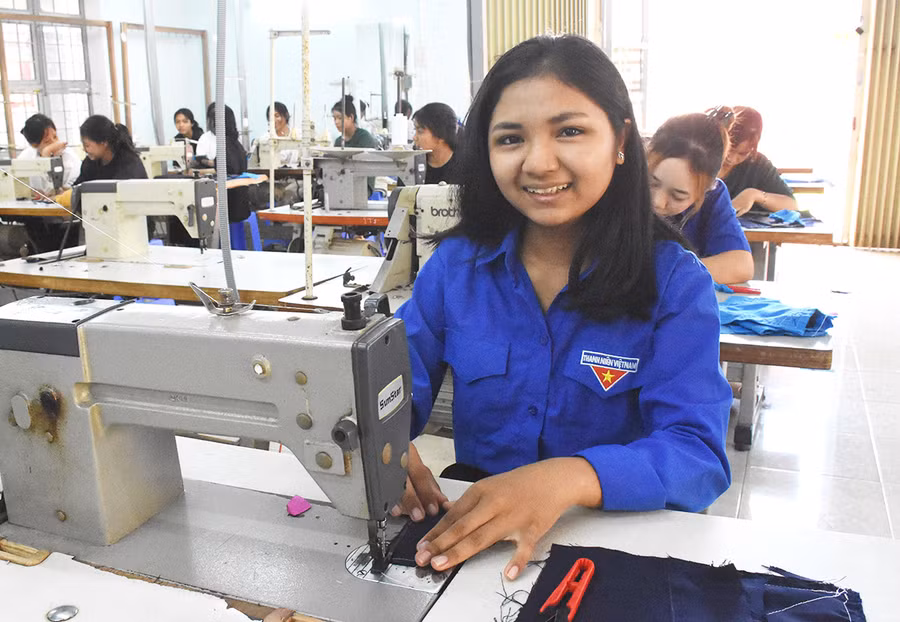 Em Rơ Ô H’Yung (buôn Hmuk, xã Chư Ngọc, huyện Krông Pa) học nghề may tại Trường Cao đẳng Gia Lai. Ảnh: Đ.Y