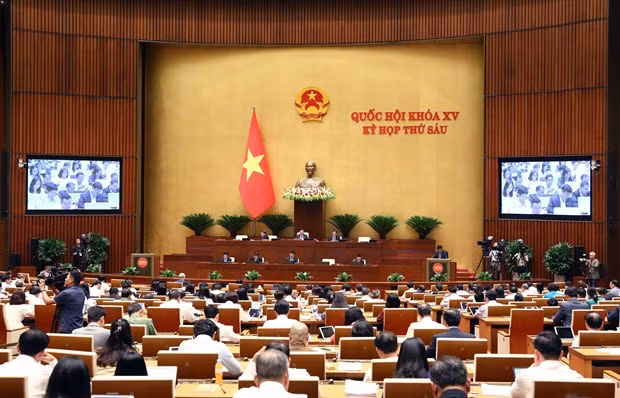 Các đại biểu Quốc hội nghe báo cáo về tình hình kinh tế-xã hội. (Ảnh: Phạm Kiên/TTXVN)