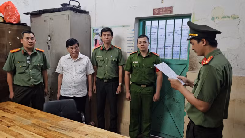 Ông Nguyễn Công Khế nghe công bố Lệnh bắt tạm giam.