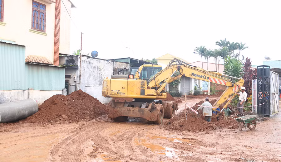 Thời tiết mưa nhiều đã ảnh hưởng đến tiến độ thi công công trình đường Anh Hùng Đôn, phường Thắng Lợi. Ảnh: Q.T