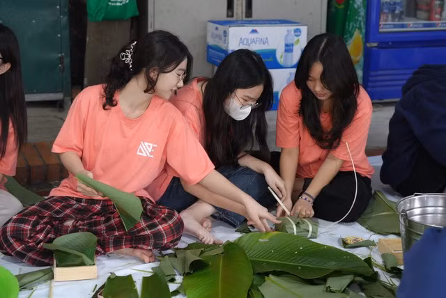 Các bạn trẻ tự tay gói bánh tặng những người khó khăn dịp tết. Ảnh: NVCC Các bạn trẻ tự tay gói bánh tặng những người khó khăn dịp tết. Ảnh: NVCC