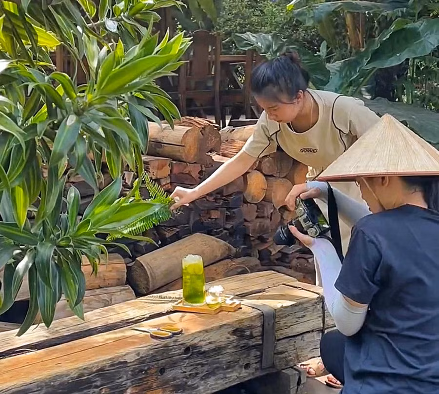 Chị Phạm Thị Huyền Nhan (đội nón) làm công việc liên quan đến quảng bá, xây dựng hình ảnh cho homestay Mộc An Nhiên trong thời gian làm TNV tại đây. Ảnh nhân vật cung cấp