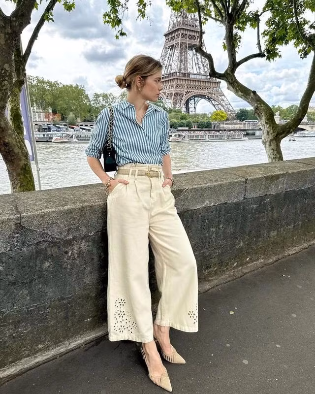 Từ những cô nàng sống tại Paris đến các tín đồ thời trang ở mọi nơi trên thế giới, tất cả đều diện sơ mi kẻ vào mùa hè thu. Bản phối áo kẻ sọc xanh và quần dài denim trắng đục lỗ họa tiết của cô nàng Elodie Romy mang đến hình ảnh thanh lịch cổ điển mà ai cũng có thể áp dụng. Ảnh Instagram NV