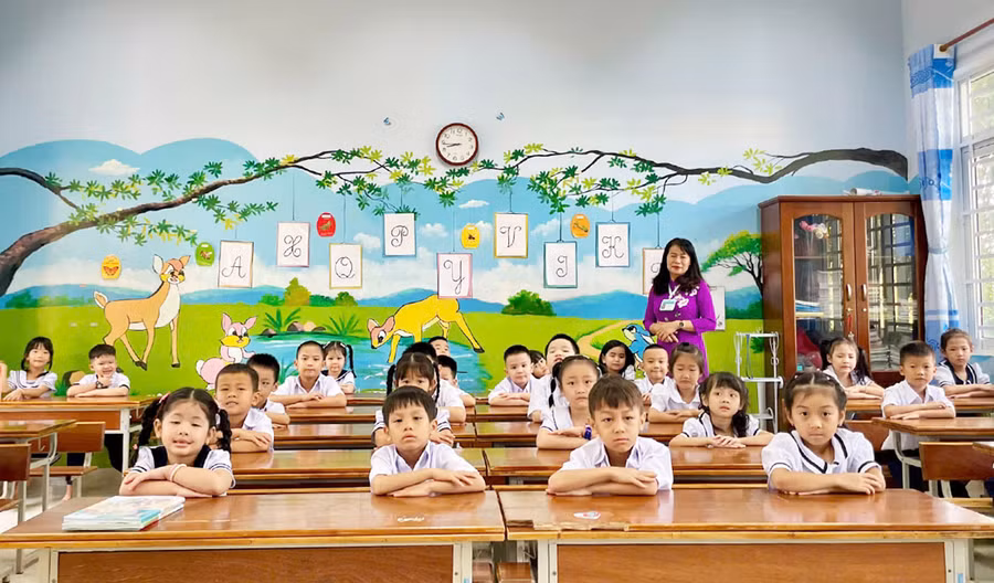 Cô và trò lớp 1B, Trường Tiểu học Phú Hòa (thị trấn Phú Hòa, huyện Chư Păh) cùng nhau làm quen với các nền nếp của lớp học. Ảnh: Bích Ngọc