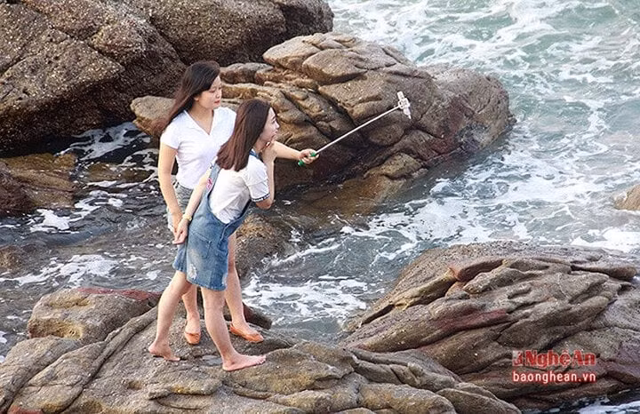 Các bạn trẻ thường đến bãi đá Nghi Thiết để chụp hình. (Ảnh: Báo Nghệ An) Các bạn trẻ thường đến bãi đá Nghi Thiết để chụp hình. (Ảnh: Báo Nghệ An)