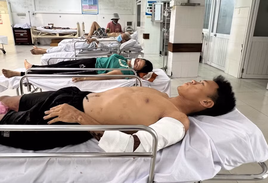 Cầu thủ trẻ gặp nạn trên chiếc xe khách chở đội bóng đá trẻ Quảng Nam. Ảnh Hoàng Bin