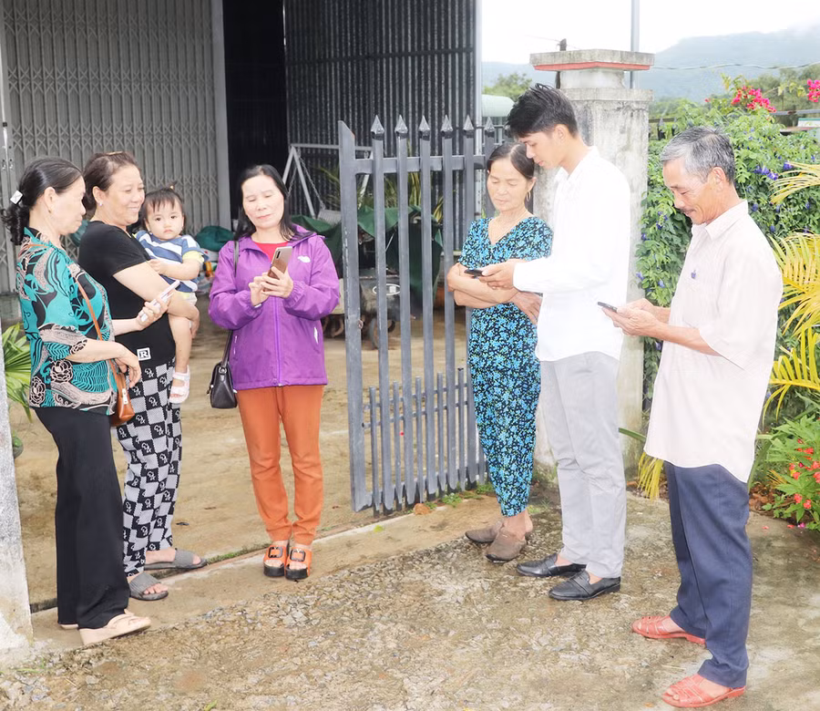 Cán bộ tổ dân phố 4 hướng dẫn người dân tham gia nhóm Zalo để kịp thời nắm bắt thông tin. Ảnh: N.M Cán bộ tổ dân phố 4 hướng dẫn người dân tham gia nhóm Zalo để kịp thời nắm bắt thông tin. Ảnh: N.M