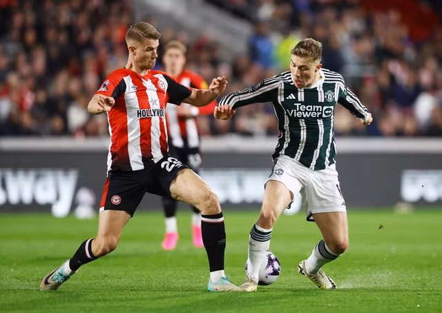 Hàng công Man United bất lực trong việc triển khai bóng tấn công.