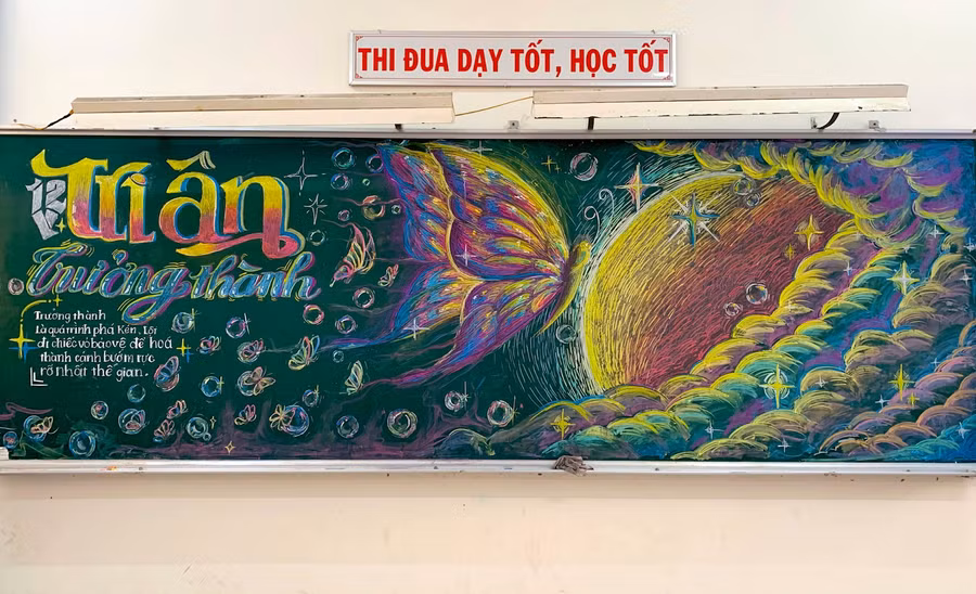 Bức vẽ trên bảng của các em học sinh lớp 12 Chuyên Văn trường THPT chuyên Thoại Ngọc Hầu (An Giang) gây sốt. Ảnh NVCC