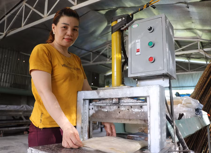 Gia đình chị Nguyễn Thị Hồng Huy (thôn An Điền Bắc, xã Cửu An) dùng máy cắt bánh tráng giúp giảm thời gian và bánh đều đẹp hơn. Ảnh: An Phát Gia đình chị Nguyễn Thị Hồng Huy (thôn An Điền Bắc, xã Cửu An) dùng máy cắt bánh tráng giúp giảm thời gian và bánh đều đẹp hơn. Ảnh: An Phát