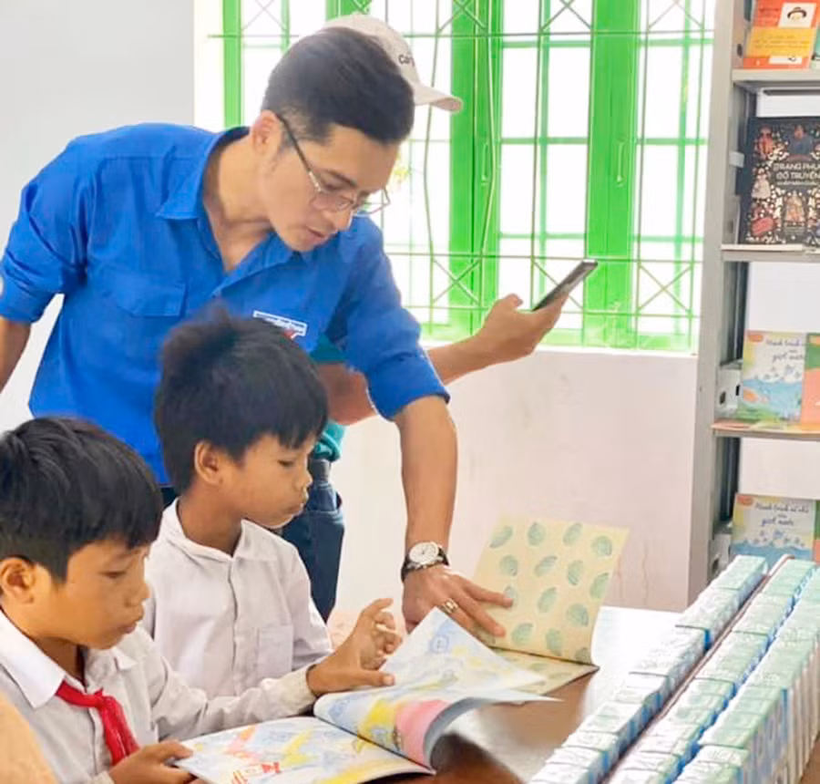 Các em học sinh Trường Tiểu học Kim Đồng (xã Ia Hdreh) say sưa đọc sách trong thư viện trường. Ảnh: Vũ Chi