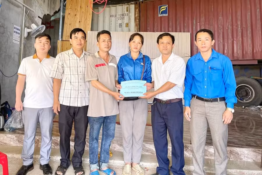 Ban giám hiệu Trường THPT Quang Trung trao số tiền hỗ trợ của nhà hảo tâm tới gia đình 2 học sinh tử nạn trong vụ tai nạn sáng 25/7