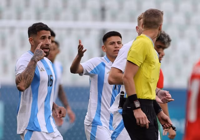 Argentina sẽ gặp thử thách khó ở vòng 2 bảng B môn bóng đá nam Olympic 2024 - Ảnh: Reuters.