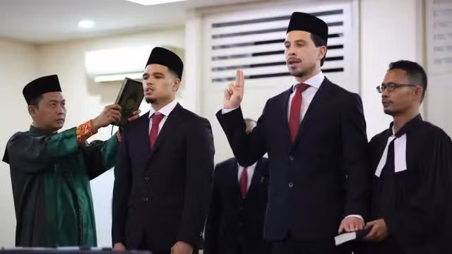 Cả hai tuyên thệ nhập tịch Indonesia lúc nửa đêm (Ảnh: Bola) Cả hai tuyên thệ nhập tịch Indonesia lúc nửa đêm (Ảnh: Bola)