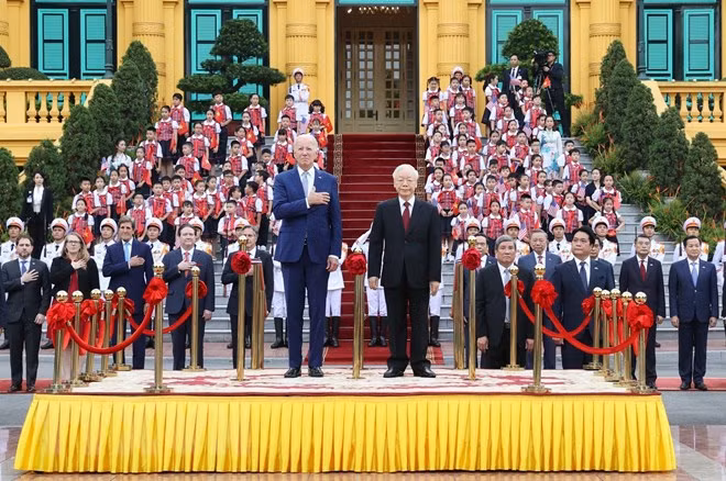 Tổng Bí thư Nguyễn Phú Trọng và Tổng thống Hoa Kỳ Joe Biden trên bục danh dự, thực hiện nghi thức chào cờ. (Ảnh: Trí Dũng/TTXVN)