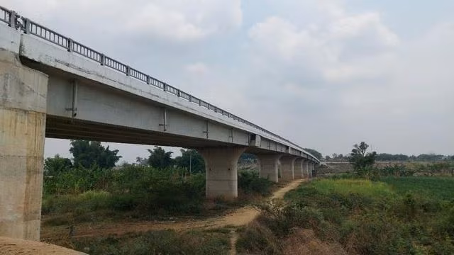 Dự án cầu số 3 (TP.KonTum) hoàn thành xây dựng đã lâu nhưng chưa có đường dẫn lên cầu vì vướng đền bù, giải phóng mặt bằng. Ảnh: ĐỨC NHẬT Dự án cầu số 3 (TP.KonTum) hoàn thành xây dựng đã lâu nhưng chưa có đường dẫn lên cầu vì vướng đền bù, giải phóng mặt bằng. Ảnh: ĐỨC NHẬT