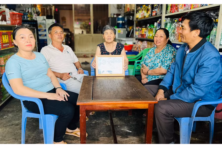Cán bộ phường Diên Hồng và tổ dân phố 7 đến từng hộ gia đình tuyên truyền về những quy định bình xét các danh hiệu văn hóa. Ảnh: Đ.Y