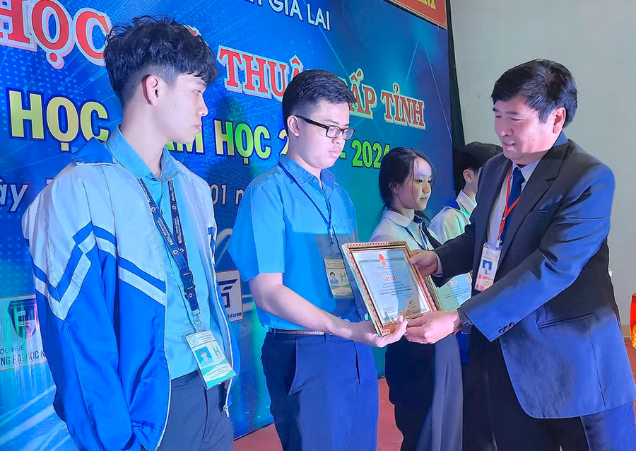 Phó Giám đốc Sở Giáo dục và Đào tạo Trần Bá Công trao thưởng cho các dự án đạt giải nhất. Ảnh: M.T