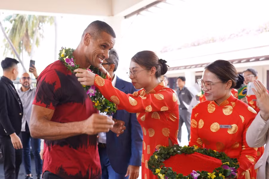 Cầu thủ Rivaldo, huấn luyện viên Dunga, Lucio, Ze’ Carlos, Giovanni, Kleberson, Edmilson, Paulo Sergio cùng với 10 cầu thủ trẻ tài năng của Brazil được chào đón nồng hậu. Cầu thủ Rivaldo, huấn luyện viên Dunga, Lucio, Ze’ Carlos, Giovanni, Kleberson, Edmilson, Paulo Sergio cùng với 10 cầu thủ trẻ tài năng của Brazil được chào đón nồng hậu.