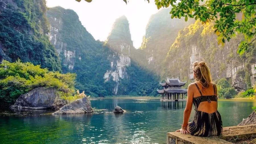 Du khách quốc tế thích trải nghiệm những điểm đến vừa có thắng cảnh đẹp vừa giàu giá trị văn hóa, lịch sử của Việt Nam. (Ảnh: CTV/Vietnam+)