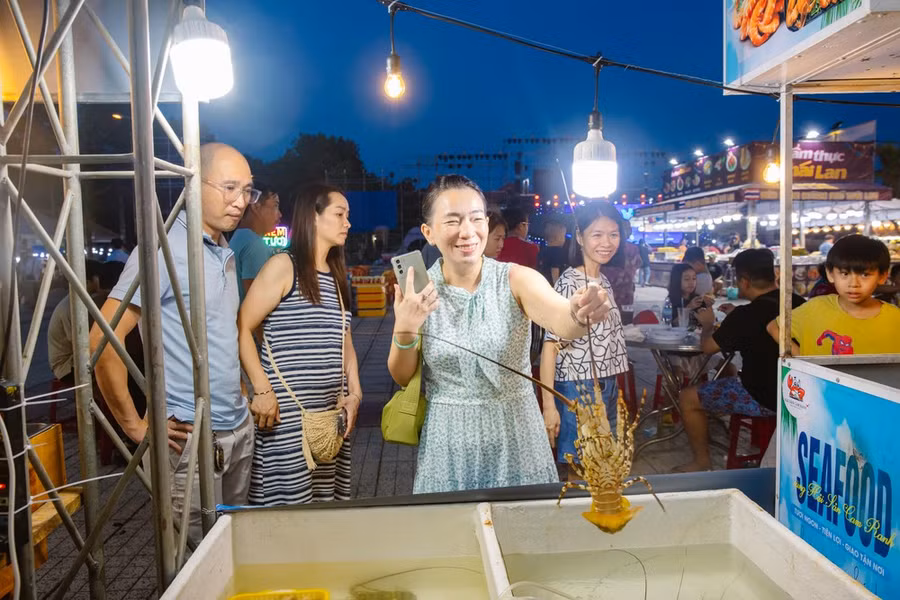 Du khách được trực tiếp lựa chọn những con tôm hùm tươi sống