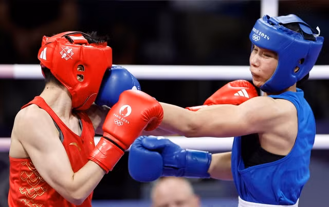 Võ sĩ Hà Thị Linh (phải) tranh tài môn quyền Anh tại Olympic Paris 2024 (Ảnh: REUTERS)