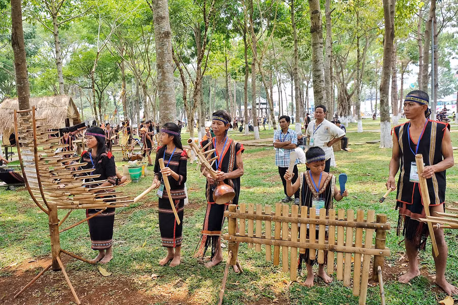 Ba thế hệ của gia đình nghệ nhân Byơh biểu diễn tại Ngày hội văn hóa các dân tộc toàn tỉnh lần thứ II-2023. Ảnh: Hoàng Ngọc