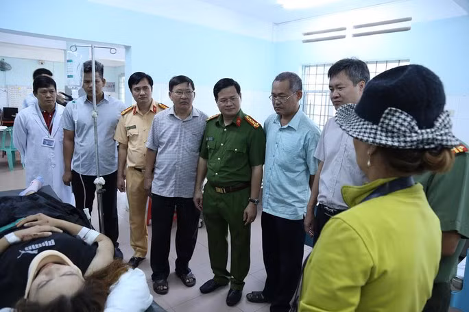 Vụ tai nạn xe Thành Bưởi làm 9 người thương vong: Khởi tố vụ án, tạm giữ tài xế - Ảnh 1. Ban An toàn giao thông tỉnh Đồng Nai và huyện Định Quán thăm hỏi, động viên thân nhân gia đình nạn nhân bị thương đang điều trị tại Bệnh viện đa khoa huyện Định Quán.