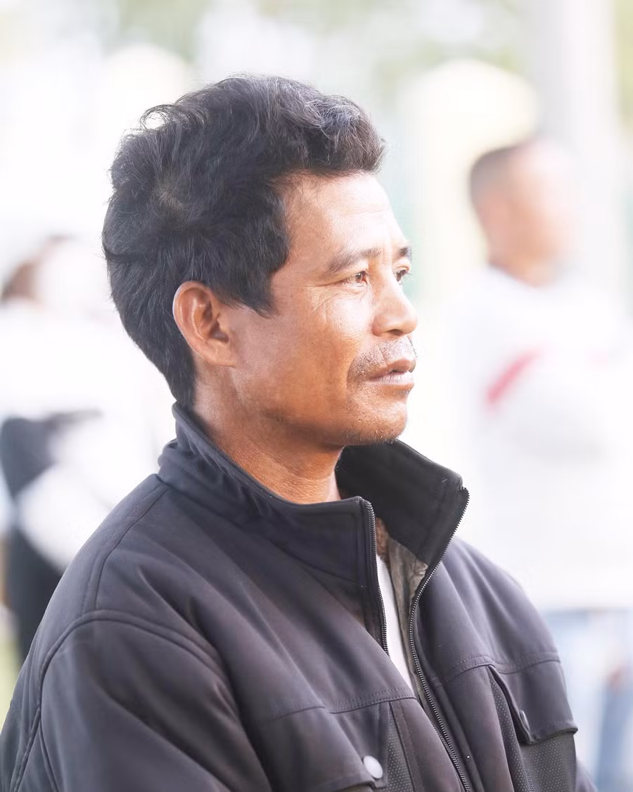 Ông Đinh Văn Dued (41 tuổi, xã Phú An, huyện Đak Pơ) tự hào tiễn con trai Đinh Văn Sớch lên đường nhập ngũ. Ảnh: Văn Ngọc