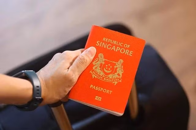 Người cầm hộ chiếu Singapore có thể đi 195 điểm đến không cần thị thực. Ảnh: Straits Times