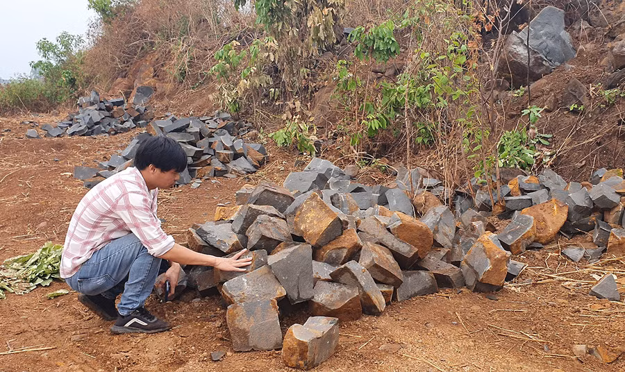 Nhiều đống đá chẻ xây dựng tập kết tại điểm khai thác trái phép ở thôn Tân Thủy. Ảnh: Nguyễn Tú