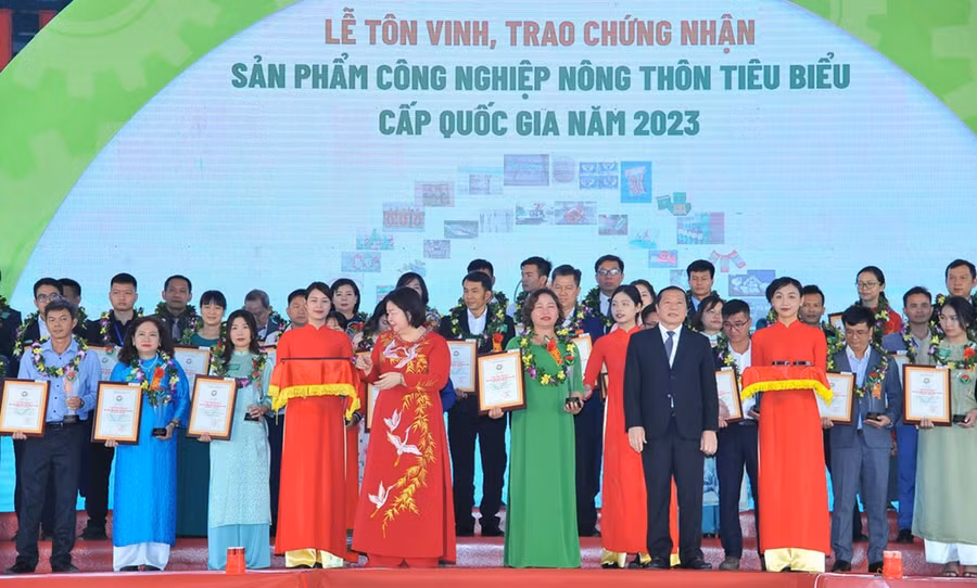 Lễ tôn vinh, trao chứng nhận sản phẩm công nghiệp nông thôn tiêu biểu cấp quốc gia năm 2023 (ảnh Sở Công thương cung cấp). Lễ tôn vinh, trao chứng nhận sản phẩm công nghiệp nông thôn tiêu biểu cấp quốc gia năm 2023 (ảnh Sở Công thương cung cấp).