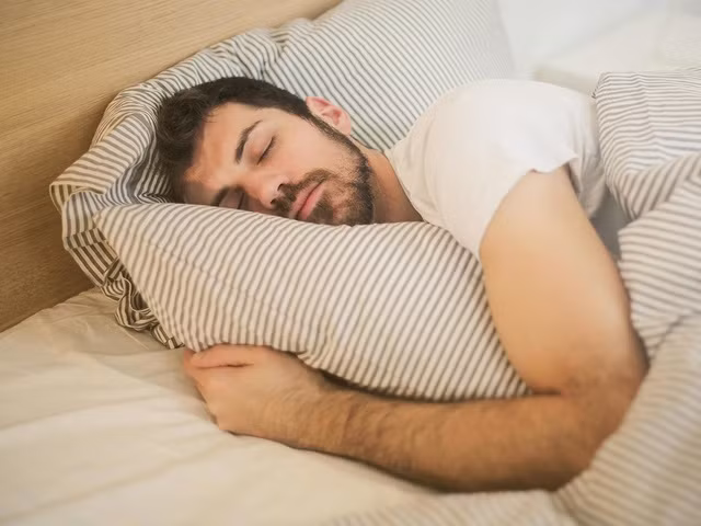Các chuyên gia khuyến cáo người bị ngưng thở khi ngủ nên nằm nghiêng và tránh nằm ngửa khi ngủ. Ảnh PEXELS