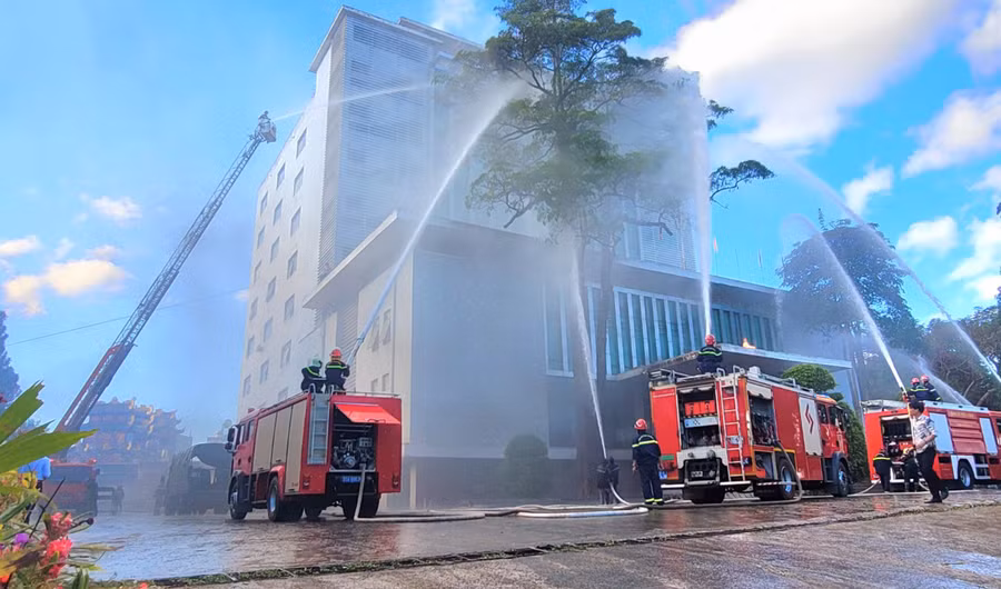 Lực lượng Cảnh sát Phòng cháy chữa cháy và Cứu nạn cứu hộ phun nước bao vây dập tắt đám cháy tại trụ sở liên cơ quan tỉnh. Ảnh: Thiên Di