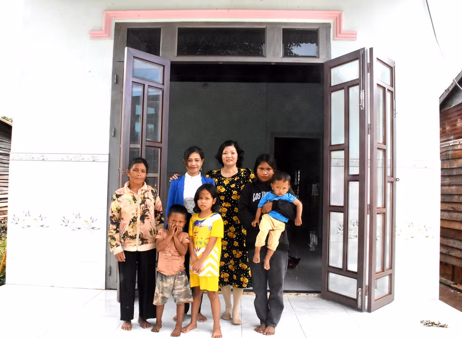 Gia đình chị Siu H'Lan (làng Kênh Hmek, xã Ia Le, huyện Chư Pưh) nhờ đi làm việc ở Ả Rập Xê Út về xây được nhà ở gần 300 triệu đồng. Ảnh: Đinh Yến Gia đình chị Siu H'Lan (làng Kênh Hmek, xã Ia Le, huyện Chư Pưh) nhờ đi làm việc ở Ả Rập Xê Út về xây được nhà ở gần 300 triệu đồng. Ảnh: Đinh Yến