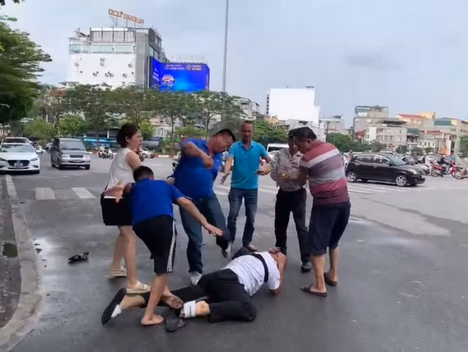 Phóng viên HTV bị hành hung khi đang tác nghiệp. Ảnh cắt từ clip Phóng viên HTV bị hành hung khi đang tác nghiệp. Ảnh cắt từ clip