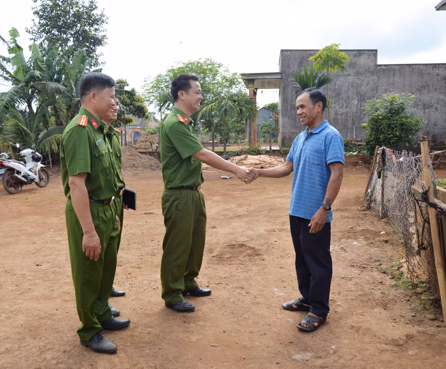 Công an xã Ia Tiêm (huyện Chư Sê) tranh thủ người có uy tín để tuyên truyền, vận động người dân giữ gìn an ninh trật tự. Ảnh: T.T