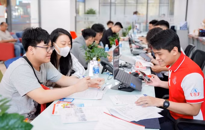 Thí sinh đăng ký xét tuyển học bạ tại Trường ĐH Kinh tế Tài chính TPHCM
